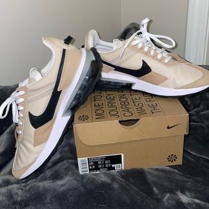 Women Nike shoe. Air max pre-day. NEVER WORN.